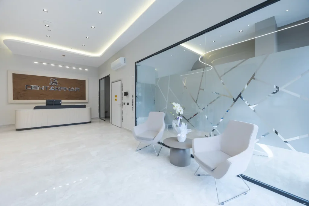 Dent Akpınar Diş Kliniği modern tedavi odası ve şık klinik iç mekân görünümü