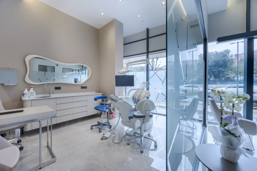 Dent Akpınar Diş Kliniği modern tedavi odası ve ferah klinik iç mekân görünümü